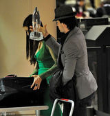 高清图：美剧情侣档妮娜-杜波夫和伊恩现身机场