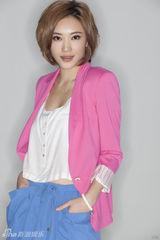 组图：应采儿粉色系清新大片展现率真开朗本色