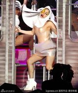 组图：Lady Gaga演唱会口味重 血腥骷髅手玩自摸