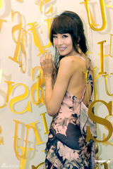 组图：陈嘉容露背裙被赞性感 赵彤性感出镜吸引眼球