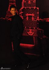 组图：陈坤马不停蹄赶场忙 黑白装束演绎双面王子