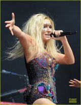 组图：钱婆kesha豪放开唱大劈叉狂开腿