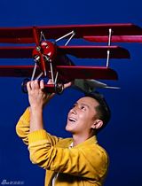 组图：韩庚重温儿时梦想 做梦都和霸天虎作战