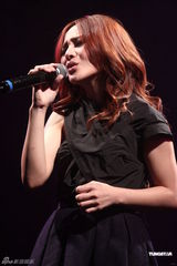 组图：梁文音办小型个唱 “姐妹淘”严爵弹琴献声