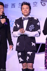 组图：蔡康永衣服贴满飞机亮相 台上耍宝又唱又跳