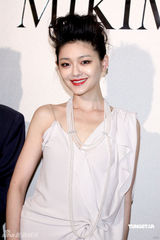 幻灯图：大S白色礼服高贵优雅 恨嫁苦等真命天子