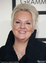 组图：如琳达亮相格莱美红毯贵气十足