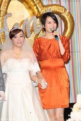 组图：梁咏琪为新人证婚 大方祝福郑伊健