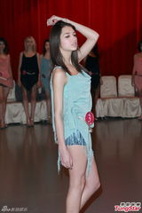 组图：倪晨曦教走猫步 亚姐佳丽奇招突围