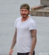 组图：小贝沙滩赤脚秀球技 与女粉丝亲密合影