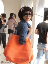 组图：李欣汝时尚街拍 混搭风显潮人范儿