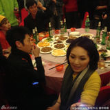 组图：撒贝宁庆功宴豪饮对瓶吹 与杨千嬅密聊