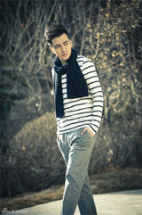 组图：翟天临潮范街拍大片 展优质暖男魅力