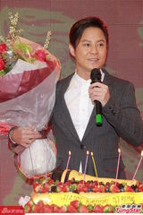 组图：草蜢蔡一杰庆47岁生日 为慈善捐贴身泳裤