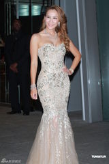 组图：李玟着鱼尾礼服亮相 大方与丈夫亲吻拍照