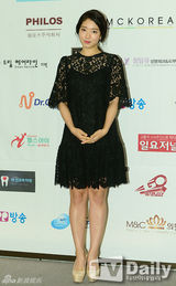 组图：朴信惠靓装亮相明星颁奖礼 镂空裙显性感