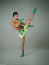 组图：郑晓东新功夫写真 性感身材显男儿本色