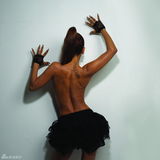 组图：米娜拍摄裸背写真 性感肤色秀个性纹身