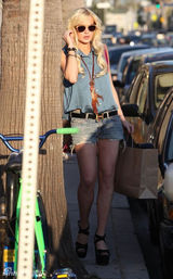 组图：林赛-罗韩金发亮相 牛仔装扮搭配高跟鞋