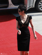 组图：许晴亮相品牌代言活动 深V礼服露事业线