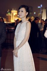 组图：张静初镂空蕾丝裙清新亮相优雅迷人