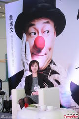 组图：梁洛施复出演舞台剧 穿黑丝短裙秀长腿