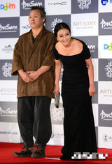 组图：《圣殇》导演金基德携主演赵宰贤赵敏秀亮相