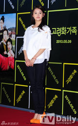 组图：宋茜允儿捧场韩片《高龄化家族》VIP试映