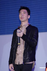 组图：黄立成黄立行兄弟档献唱 现场气氛热烈