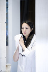 幻灯图：《无懈可击》董璇落水吃苦头 胡兵英雄救美