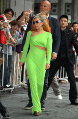 高清图：Lady Gaga台湾街拍 绿色露腰礼服抢眼