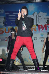 组图：吴克群梁静茹夏日唱响 潘玮柏杨丞琳接棒