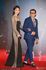 组图：陈慧琳黑色长裙典雅秀美背