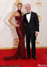 组图：超模海蒂-克鲁姆暗红美裙亮相艾美红毯