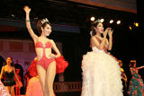 组图：泰国曼谷人妖登台表演娇俏妩媚