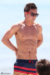 组图：英国跳水正太戴利海滩度假 身材略显发福