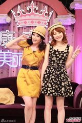 组图：模特Ayuki加盟《美俏》 与寇乃馨卖萌