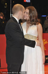 幻灯：《一个好人》首映人多势众 男女星热吻抢镜