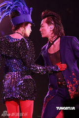 高清组图：郑伊健演唱会 舒淇登台与其热吻