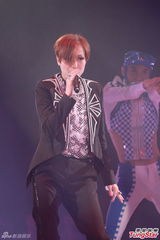 组图：雷颂德个唱献歌儿子 郑秀文助阵掀高潮