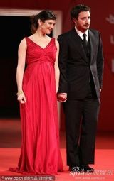 《后事》首映 女星泽格斯挺大肚与导演恩爱现身(图)