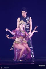 组图：王力宏开唱战袍驾坦克 与伴舞玩暧昧