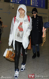 组图：Kara、BEAST、4minute、2NE1等素颜亮相