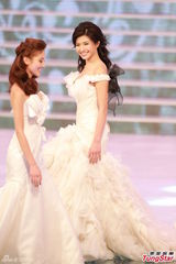 组图：港姐总决赛低胸白裙开场 舞台梦幻唯美