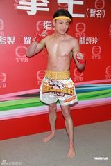 组图：《拳王》记者会 郑嘉颖黄浩然裸上身秀肌肉