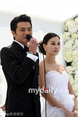 幻灯图：张东健高小英婚礼现场 夫妇亮相甜蜜亲吻 