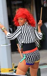 组图：蕾哈娜纽约街头拍MV 红发热裤打扮惹眼