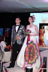 组图：何傲儿出席婚纱展任模特 笑言自己会迟婚