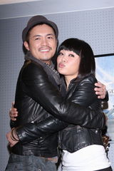 组图：戴爱玲十周年演唱会彩排 范逸臣现身探班打气