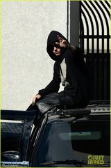 组图：比伯被保释出狱做车顶向粉丝挥手